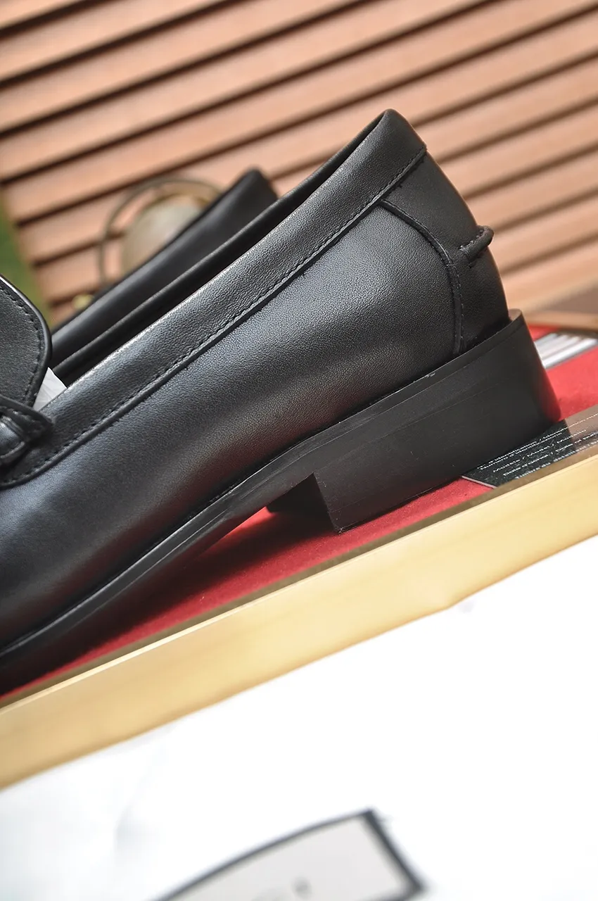 Men's shoes💰580💶Italy's top luxury men's shoe giant (GUCCI) (Gucci) (full cowhide lining) new arrival🍃Original European style🔰 Pleasant to the eye😍In order to make the shoes more durable and non-deformable🌀The production continues to follow traditional methods but there is still no lack of innovation💪Choose original sheepskin for the leather♻️ Smooth and natural And extra bright ⭐Made of imported cowhide, the first choice of rich people 38-45 (45 customized)
